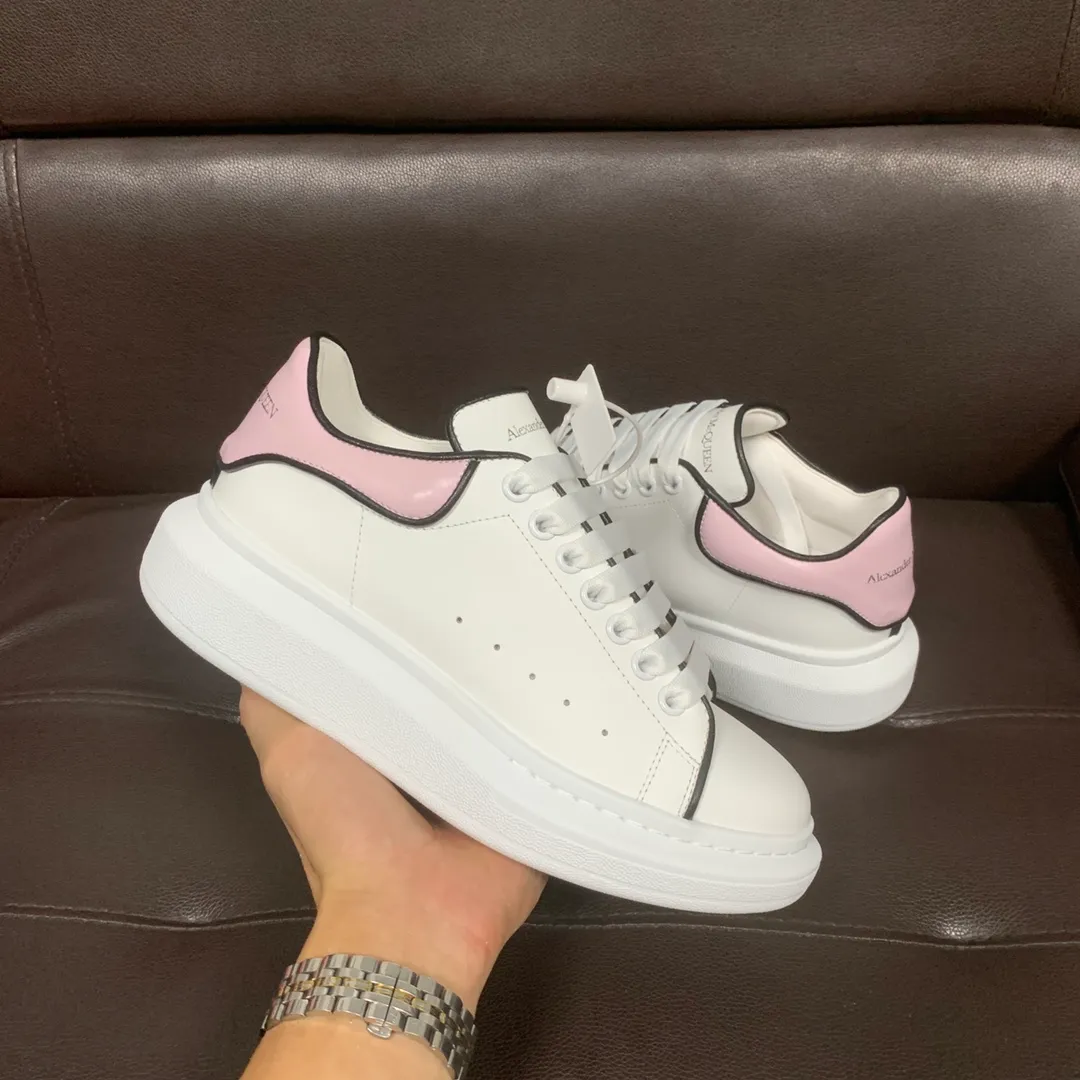 👟👟Ex-factory price 560👟👟 Professional McQueen factory. Top version. Couple style👫 Alexander McQUEEN high version has been upgraded to the highest quality again✅ 💪McQueen Spring, Summer, Autumn and Winter Top version Purchasing level✅ Recruiting national online and offline agents to join🤝 🏆Fabric: Italian imported leather, high texture, water-resistant and does not discolor, 🏆Inner: ️Grade A water-dyed sheepskin imported from Italy is dirt-resistant, sweat-absorbent, breathable and comfortable... The heel is embossed with high temperature convex and concave. 🏆 Foot pads: top-grade Italian super-soft cowhide leather 🏆 Outsole: PU original green transparent counter 1:1 🏆 Shoe box: original beige box. Plus white flip cover and double layer protection. Cloth bag, handbag. Certificate of 1:1 mold opening 4-piece set. Delivered with a pair of shoelaces. 🖕🏿🖕🏿🖕🏿You can choose any pair of shoelaces in any color of our factory. 🏆Code number: female 34-41. male 38-46. 🏆Special remarks (female size 34.40.41, male size 38.45.46 are customized and cannot be returned or exchanged) Please note when placing an order in Niuli! Win-win cooperation🤝